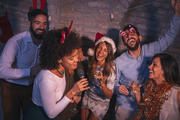 Comment organiser une soirée karaoké inoubliable?